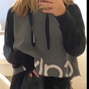 Hoodie  - Säljer en fin hoodie i stolek M men den skulle passa en S också, fint skick och använd få gånger, original pris på 350 kr men säljer billigare! 