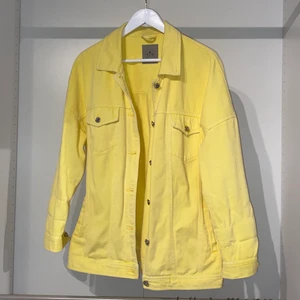 Gul Jeansjacka - gul jeansjacka från vero moda i strl. L. oversized i storleken, skriv för fler bilder!