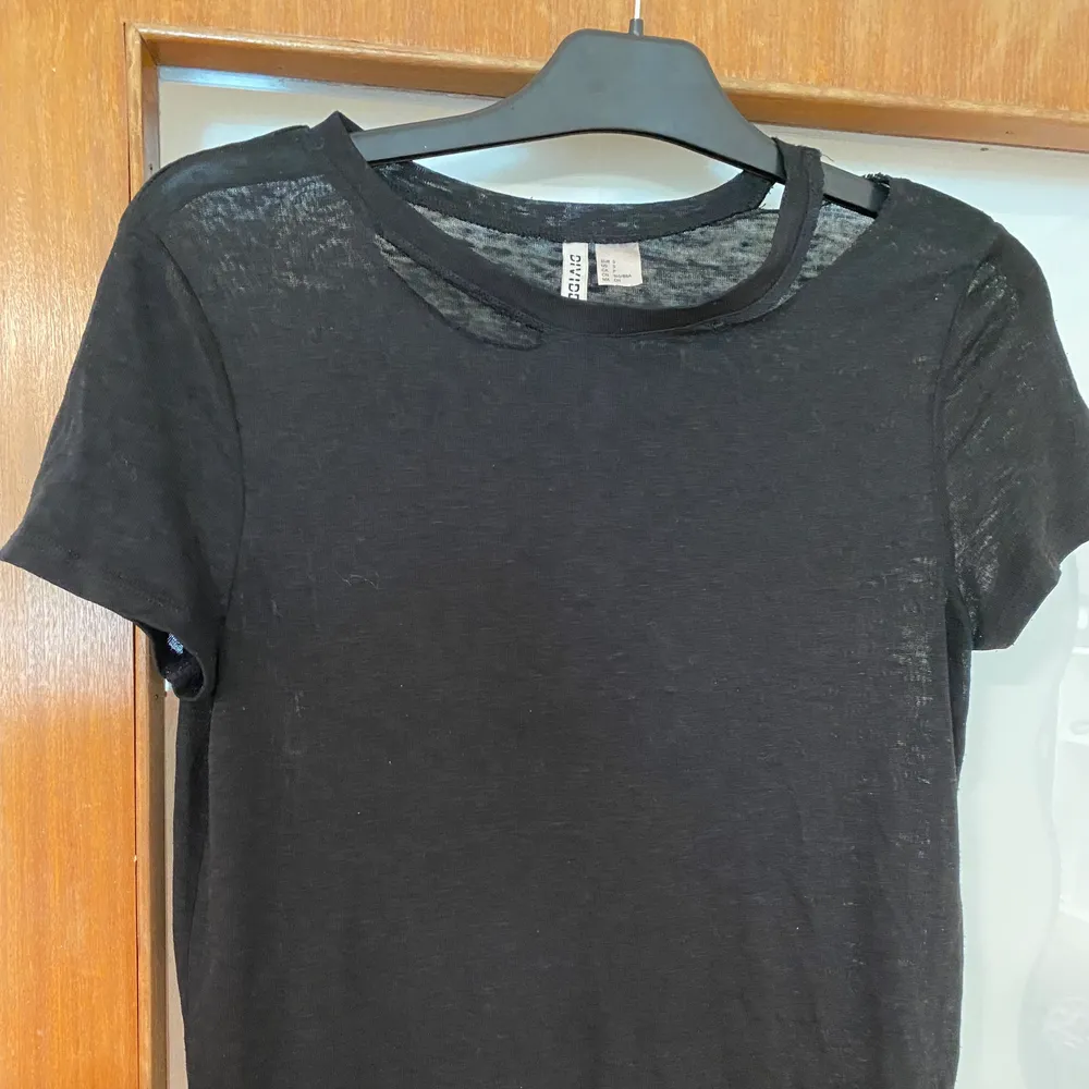 T-shirt med hål uppe vid kragen (köpt så). Köparen står för frakten 🌸. T-shirts.
