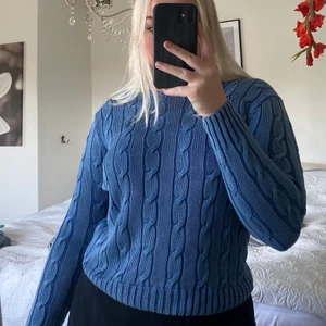 Stickad tröja RL strl S - Jättefin blå stickad tröja från Ralph Lauren i nyskick! Passar även strl M som jag har på bilden :)