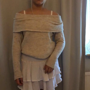 Stickad tröja - En stickad tröja som är offshoulder. Den är ganska gammal men inte andvänds så mång gånger. Säljer pga har många stickade tröjor. Köpt för ca 250kr på hm men den finns inte kvar där