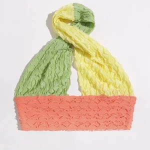 Sjukt fin croptopp linne  - Älskar denna❤️ så sjukt fin på och så unik, älskar färgerna, storlek L men stretchig men även lite liten i storleken  