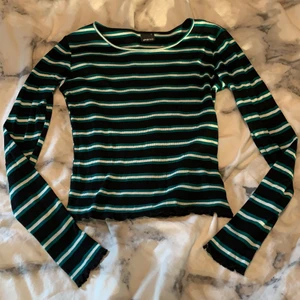 Långärmad tröja storlek S  - Säljer denna randiga långärmade tröja från Gina tricot i storlek S, endast använd en gång så den är i jätte bra skick! köparen står för frakten!! ⭐️