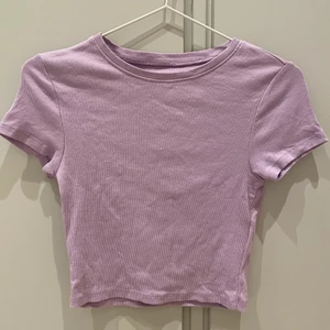Croppad t-shirt - Säljer en helt oanvänd croppad t-shirt🥰 Den sitter super fint på kroppen och är i ett stretchigt material🥰20kr + frakt