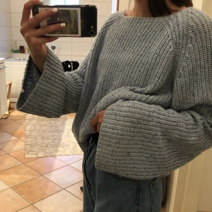 Stickad tröja - Säljer min blåa stickade tröja med vida ärmar 💜.             Säljer pga att den inte används längre.                             Skriv privat för fler bilder!