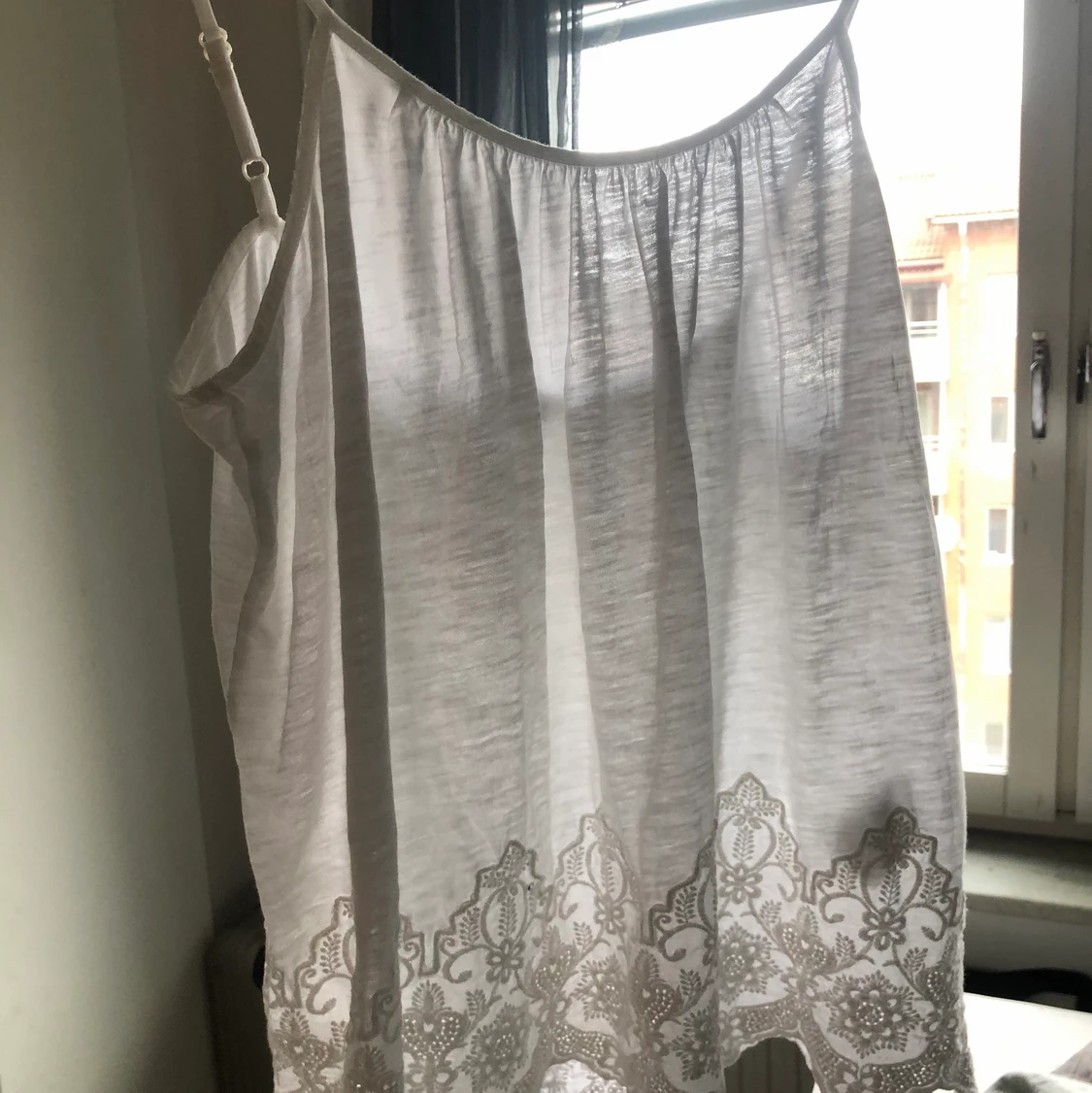 Vitt linne med spets  - 90