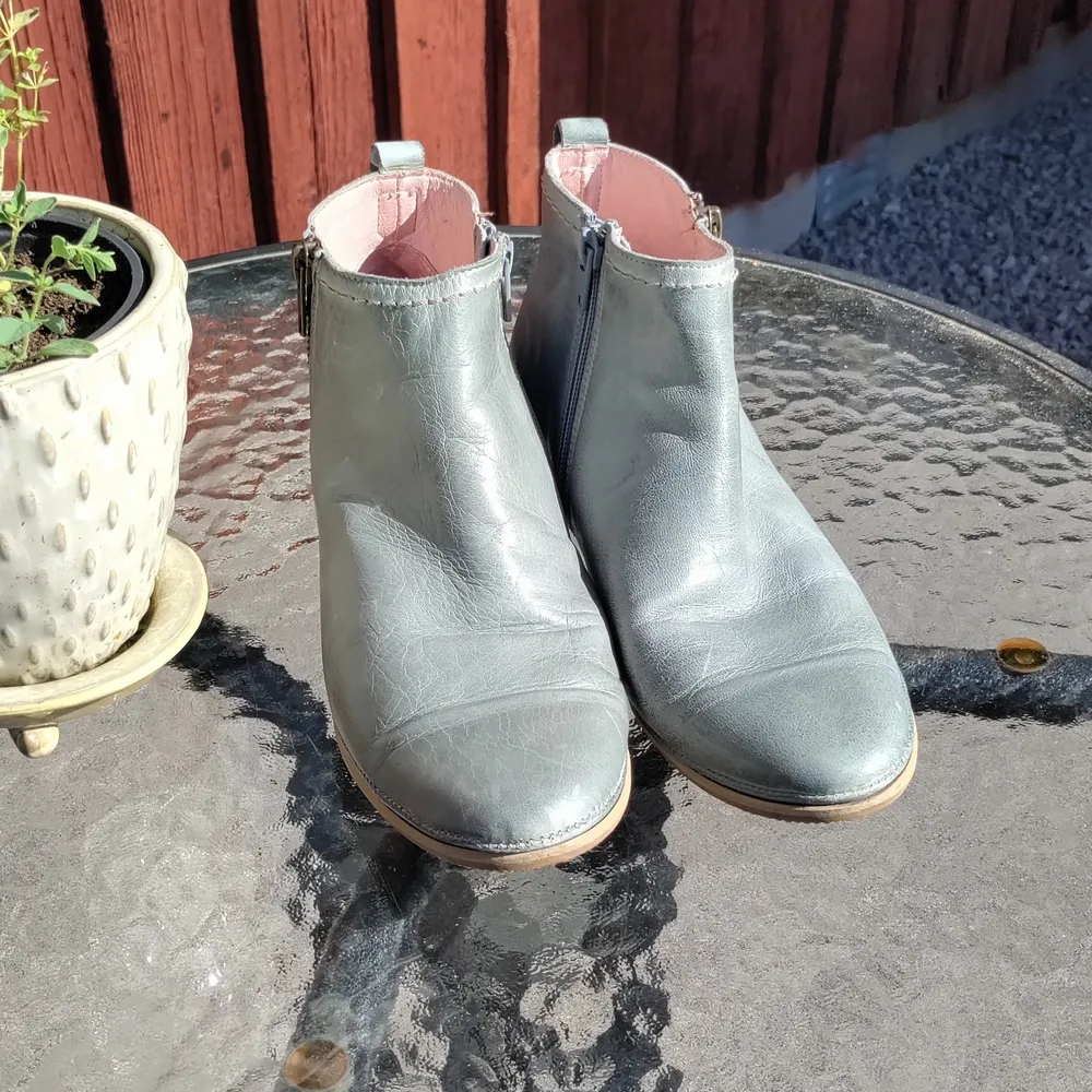 Ten points ankle boots. Gråblå. Storlek 38. Nyskick i supermjukt skinn.. Skor.