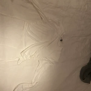 H&M tröja med öppen rygg💕 - Säljer denna fina vita långärmade tröjan med öppen rygg för den it kmr till användning 💕 jätte fint skick aldrig använd bara testad 