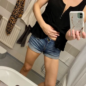 Jeansshorts storlek 26 - Mörkblå Jeansshorts från H&M i storlek 26, sparsamt använda, ingenting att anmärka på.
