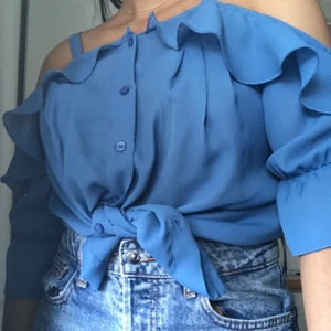 Blå blus  - Använd vid enstaka tillfällen. Förlusten för mig därför säljer jag den. Som ny. Köpte denna utomlands så vet ej märket.