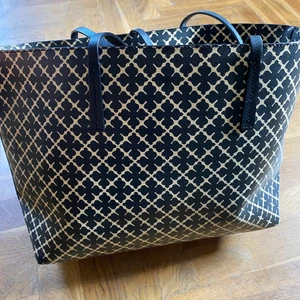 Marlene Birger väska - Väska från Marlene Birger äldre tote modell med tillhörande liten väska. Köptes på Nelly för 3 år sedan. Sparsamt använd, tyvärr lite fläckar i botten därav lägre pris. Inhandlad för 1500 kr.