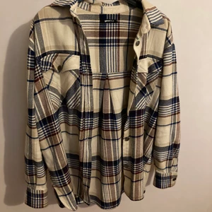 Jacka  - Populär rutig jacka från Gina Tricot. Funkar både på sommaren och hösten. Den är superskön! Väldigt sparsamt använd och så gott som ny skulle jag säga. Frakten är på 62kr:)