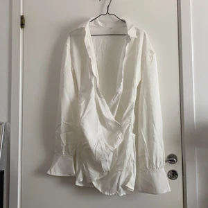 Oversized Skjorta/klänning  - Perfekt att ha med sig till stranden och dra över sig! Aldrig använd. Rätt liten i storleken 