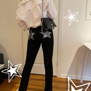 Sykt kule jeans med stjerner på rumpa og split nederst ved beina🤍 buksen er opprinnelig fra Zara men jeg har tatt av lommene og sydd på stjerner selv. Buksen er i str. 36💕