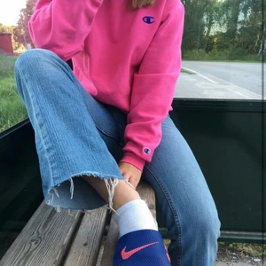 Champion tröja  - Säljer min förra favorit tröja från champion eftersom den är inte min stil längre. Storlek M men passar M och skulle funka på en mindre L  skriv för fler bilder kan mötas eller frakta men kunden står för frakten