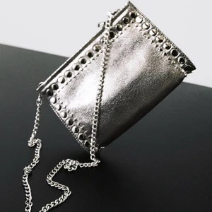 Zara silver väska  - Säljer nu denna super populära silvriga väskan då jag har 2. Den är använd 1 gång och är därför i nyskick. Hör av er om intresse om fler är intresserade blir det budgivning!🤩🤩💗 bud på 260. Köp direkt för 390!💗