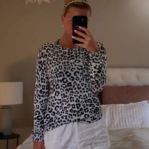 leopard tröja från size and needle