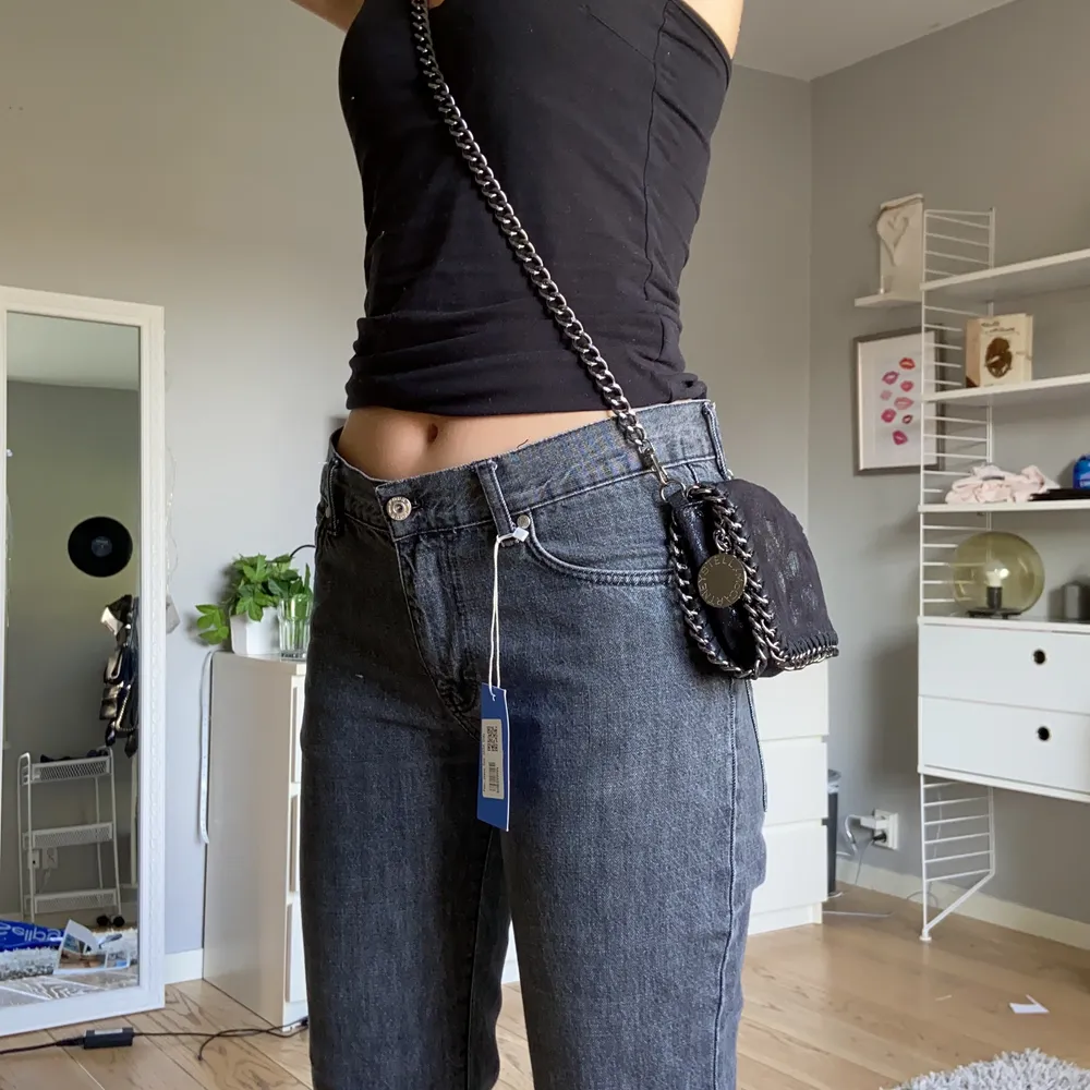 Skiiiit snygga lowwaist jeans, önskar dom passa mig men för stora allrås. Det står storlek 32/34 men skulle säga att du ska ha 36/38 om du vill att dom ska sitta som dom gör på henne. Jeans & Byxor.