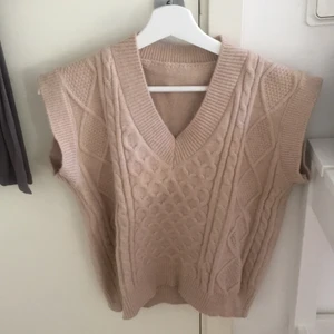 Begie väst - En riktigt fin begie stickad väst använd 2ggr hur mysig dom helst nu till hösten och sticks inte. stolek S,frakt ingår inte💛💛💛💛