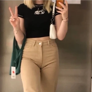 Bershka tröja - En jättefin croptop från bershka. Den köptes för ett år sedan men har knapp använt den då jag har så många liknande. Den är storlek S men passar mig som bruka ha XS men den är stretchig så den passar S också. Pris kan diskuteras och kan såklart skicka fler bilder✨✨✨