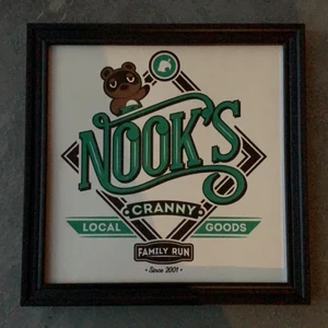 Animal Crossing Tavla - Supersöt Nook’s Cranny tavla att hänga på väggen eller ställa upp någonstans 😍 Köpt secondhand men i toppskick! 😋 Du väljer fraktalternativ 🚚 