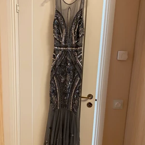 Balklänning/Fest klänning  - Använd endast på min bal. Storlek S köpt för ca 5000kr. Kan skicka flera bilder på chatt! 