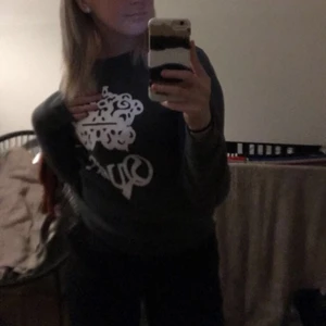 Queen tröja - En jätte fin mörk grå tröja med texten Queen och en 👑 den är slk xs💕💕