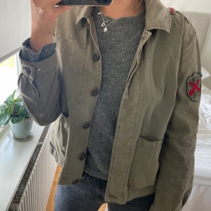Militär jacka Hunkydory - Säljer denna skit snygga jacka ifrån Hunkydory. Jackan är i en kakigrön/ militärgrön färg med massa coola detaljer!! Storleken är XS men passar mig som vanligtvis har storlek S💚 Köparen står för frakten.