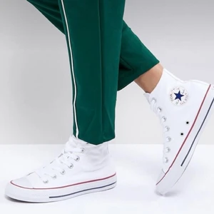 Höga vita converse - Säljer mina populära vita höga converse i strl 35. I bra skick och säljer då de är för små för mig💞 Buda ifrån 170! 