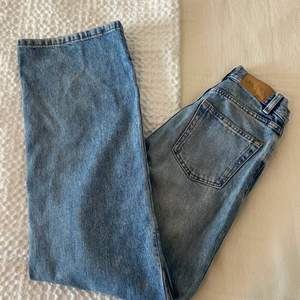 Säljer mina fina yoko mid blue jeans från Monki, då jag vuxit ur de. Sparsamt använda och sitter jättefint! Storlek 25 i midjan. Köparen står för frakt och betalning via swish🧡