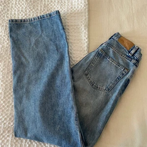 Yoko mid blue jeans  - Säljer mina fina yoko mid blue jeans från Monki, då jag vuxit ur de. Sparsamt använda och sitter jättefint! Storlek 25 i midjan. Köparen står för frakt och betalning via swish🧡