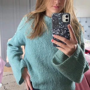 Tröja - En stickad tröja från NAKD! Den är i storlek xxs men skulle säga att den passar xs och s!❤️ den är superfin och skön men kommer aldrig till användning tyvärr