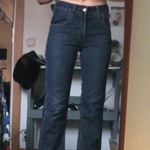 Lågmidjade jeans - Ett par lågmidjade jeans som går utåt längst ner men inte som bootcut, super coola fickor men dom är för korta på mig som är 165, dom går till anklarna💜💜