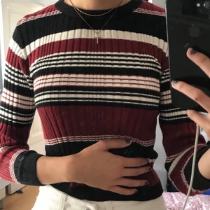 super cool randig tröja:) - super cool tröja. På dem svarta ränderna är det glitter i tyget syns inte speciellt mycket. Tröjan ser kort ut i armarna men jag är har långa armar. Tröjan är köpt på monki