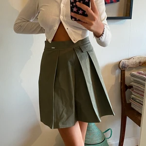 Veckad kjol  - Superfin veckad kjol i en mörkgrön färg. 