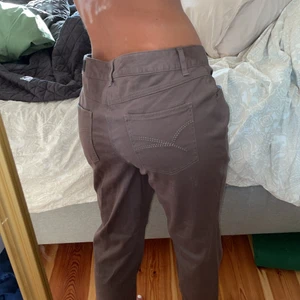 Bruna jeans från Isolde - Brun/gråa jeans som är för stora för mig, jättebra skick. Jeansen är i straight modell i märket Isolde som inte säljs längre🤎
