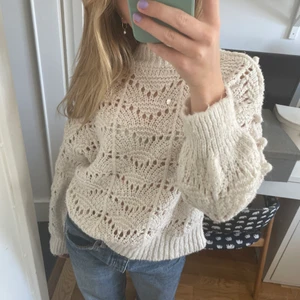 Stickad tröja - Super mysig stickad tröja med liten polokrage som jag köpt på mango för ungefär 3 år sedan, har använt få gånger. Tycker om den jättemycket men rensar garderoben, köparen står för frakt!