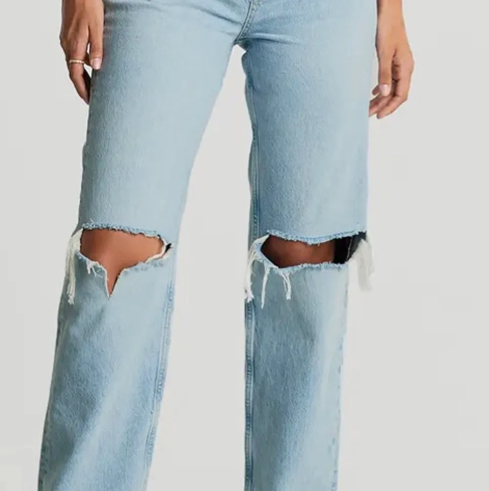 Mom jeans från Zara, köpt för 3 månader sedan för 500 kr. Är i storlek S/36 passar även S-M/34-38 beroende på hur man vill att den ska sitta. Användning 4-5 gånger. Säljer för 300 + frakt, budgivning om flera är intresserade. . Jeans & Byxor.