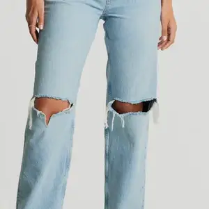 Mom jeans från Zara, köpt för 3 månader sedan för 500 kr. Är i storlek S/36 passar även S-M/34-38 beroende på hur man vill att den ska sitta. Användning 4-5 gånger. Säljer för 300 + frakt, budgivning om flera är intresserade. 
