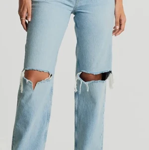Mom jeans  - Mom jeans från Zara, köpt för 3 månader sedan för 500 kr. Är i storlek S/36 passar även S-M/34-38 beroende på hur man vill att den ska sitta. Användning 4-5 gånger. Säljer för 300 + frakt, budgivning om flera är intresserade. 