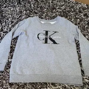 Super mysig och snygg Calvin Klein sweatshirt. Säljer den för att den inte används men det är i bra skick och har bara används några gånger. 