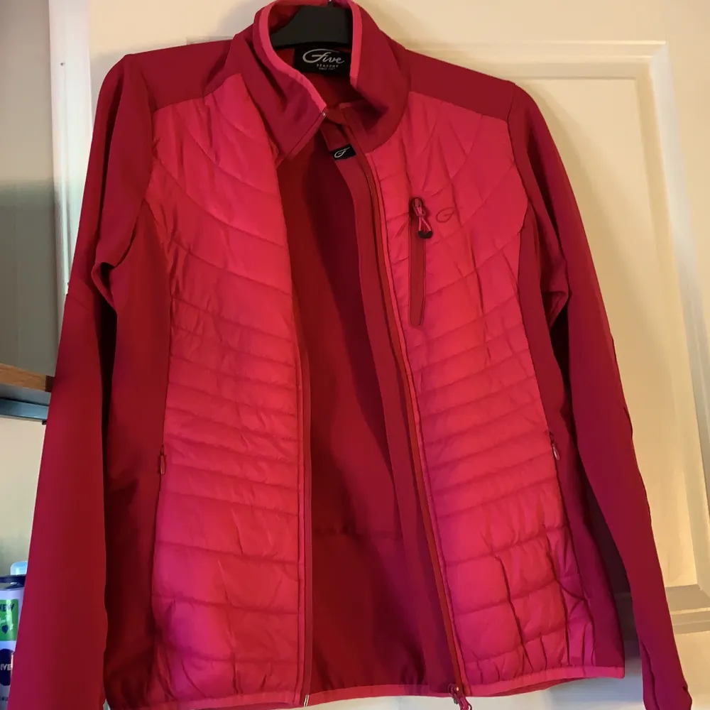 En väldigt fin rosa jacka i ett material som passar bra till träning, endast använd ett fåtal gånger.. Jackor.