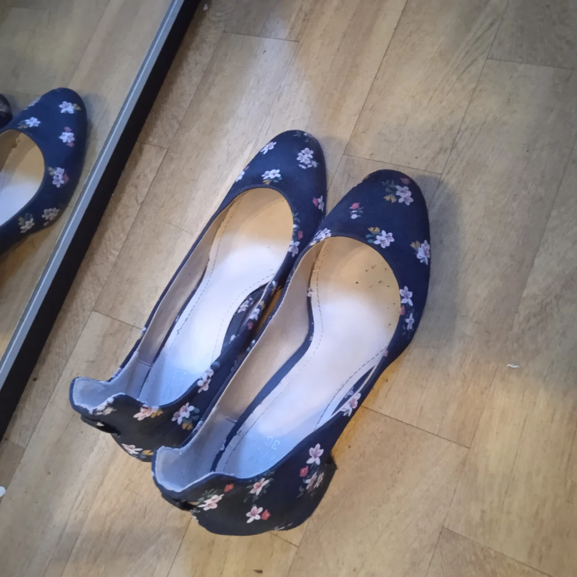 Ett par blommiga klackskor