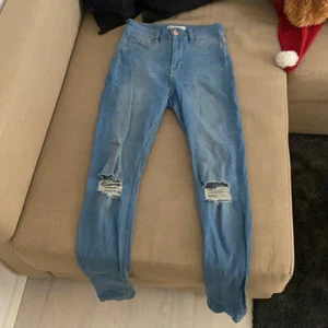 skinny jeans - säljer mina fina molly jeans från gina tricot. superfina och väldigt väldigt sköna!! formas även fint på kroppen!💕 