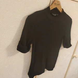 Ribbad t-shirt stl XS-S - Svart ribbad t-shirt med vikt ärm. Stretchigt och skönt material. Passar till allt! Exempelvis svarta håliga jeans elr kostymbyxor och rock✨