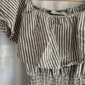 Zara klänning  - Randig zara klänning m smock i midjan, endast använd en gång (skolavslutning) så super bra skick 🤍 