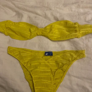 Gul Vintage Bikini - Gul äkta Vintage Bikini från 70talet fått den av min mammas kompis har själv aldrig använt eftersom den är lite liten på mig.                                  Underdel S överdel xs! 