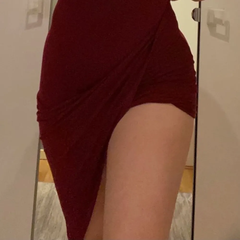 En jätte bekväm, sexig och luftig, strechig röd klänning! Den är köpt i Spanien! Jag har sj inte haft självförtroendet att ha på mig denna🤪. Klänningar.