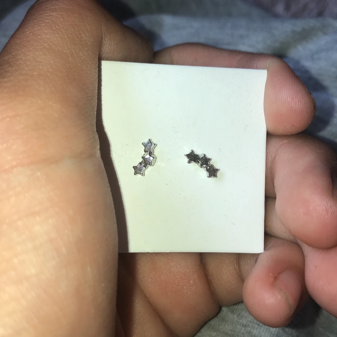 Nyskick  jättefina små örhängen som jah tyvärr ej kan andvända - 90