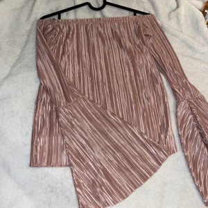 NLY Topp - Skimrig topp från NLY märkt i storlek M eller S, passar XS-S! Toppen är off shoulder och sparsamt använd, Köparen står för frakten💖